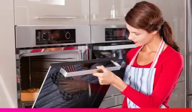 Mujer con avería en horno eléctrico