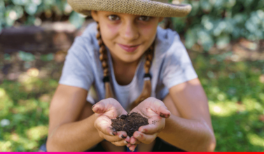 Niños aprendiendo sobre educación ambiental