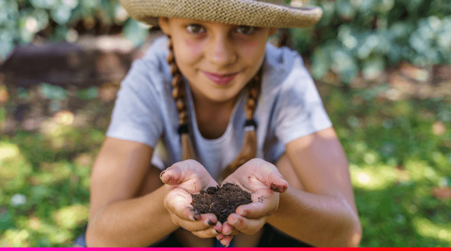 Niños aprendiendo sobre educación ambiental