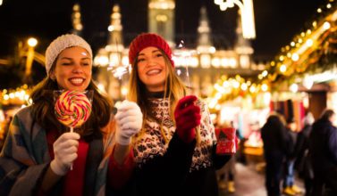 luces navideñas decorando una ciudad