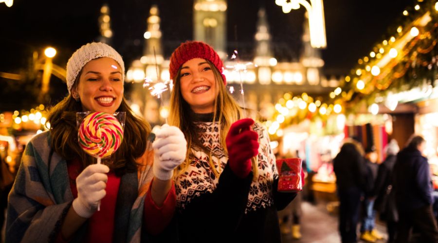 luces navideñas decorando una ciudad