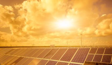 paneles solares funcionando en un día nublado