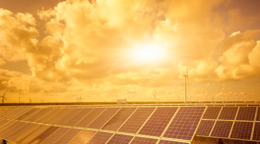 paneles solares funcionando en un día nublado