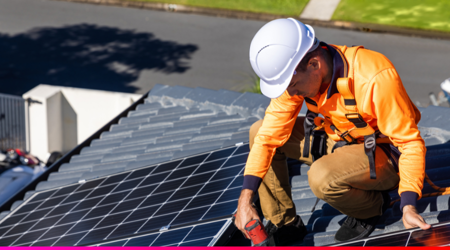 casa con paneles solares de autoconsumo en el techo